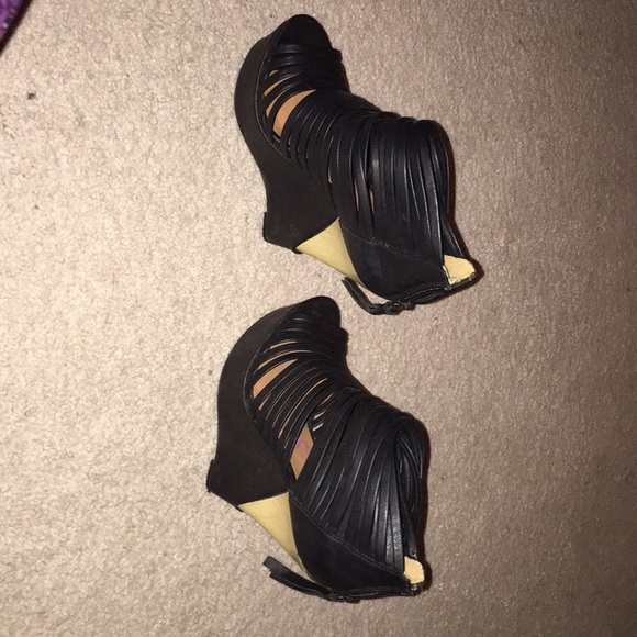 Shoes - Picture 4 of 5